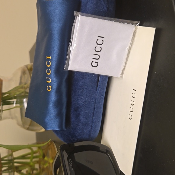 Womens Gucci Sunglasses. Black with case, cleaning cloth and Box - Picture 6 of 9